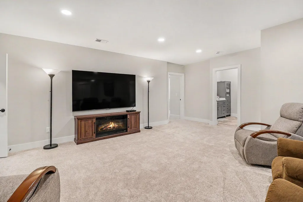 20 Kenneth Street Pentwater Village MI 49449