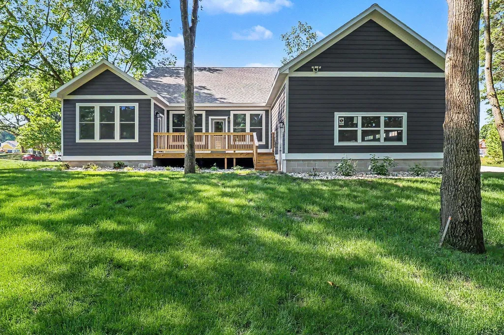 20 Kenneth Street Pentwater Village MI 49449