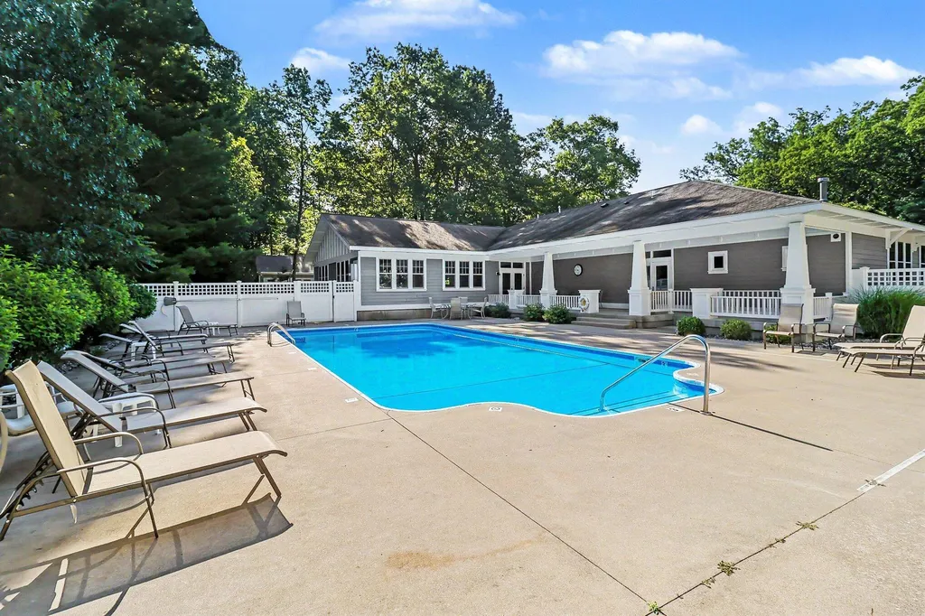 20 Kenneth Street Pentwater Village MI 49449