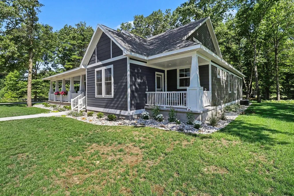 20 Kenneth Street Pentwater Village MI 49449