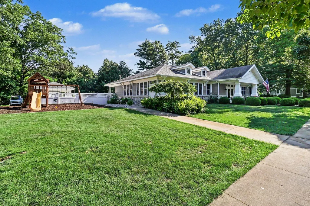 20 Kenneth Street Pentwater Village MI 49449