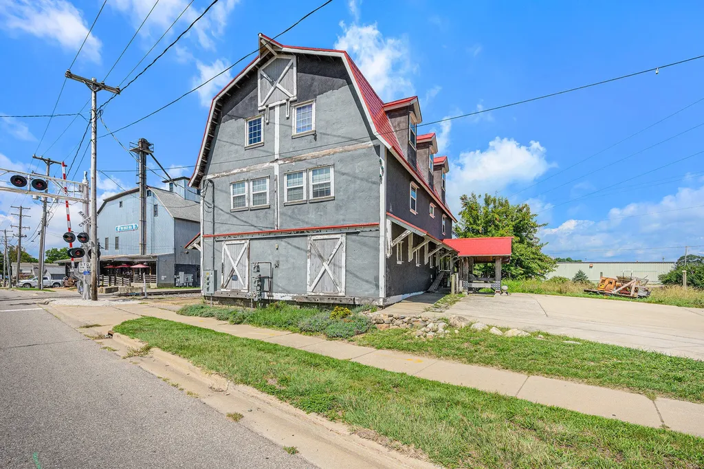 721 E Bridge Street Plainwell City MI 49080