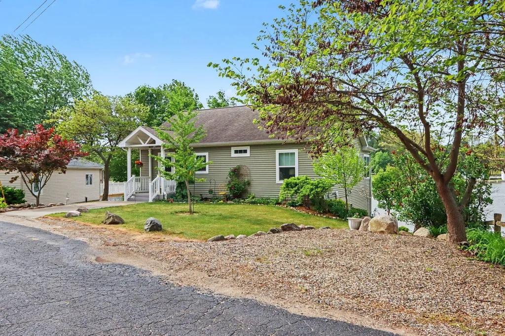 51509 Summit Street Paw Paw Township MI 49079