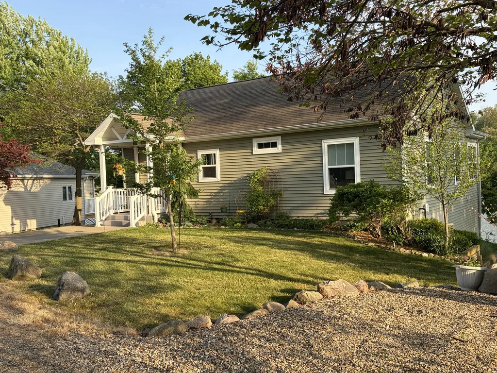 51509 Summit Street Paw Paw Township MI 49079
