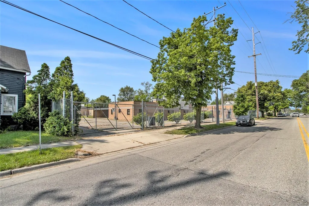 1206 E Crosstown Parkway Kalamazoo City MI 49001