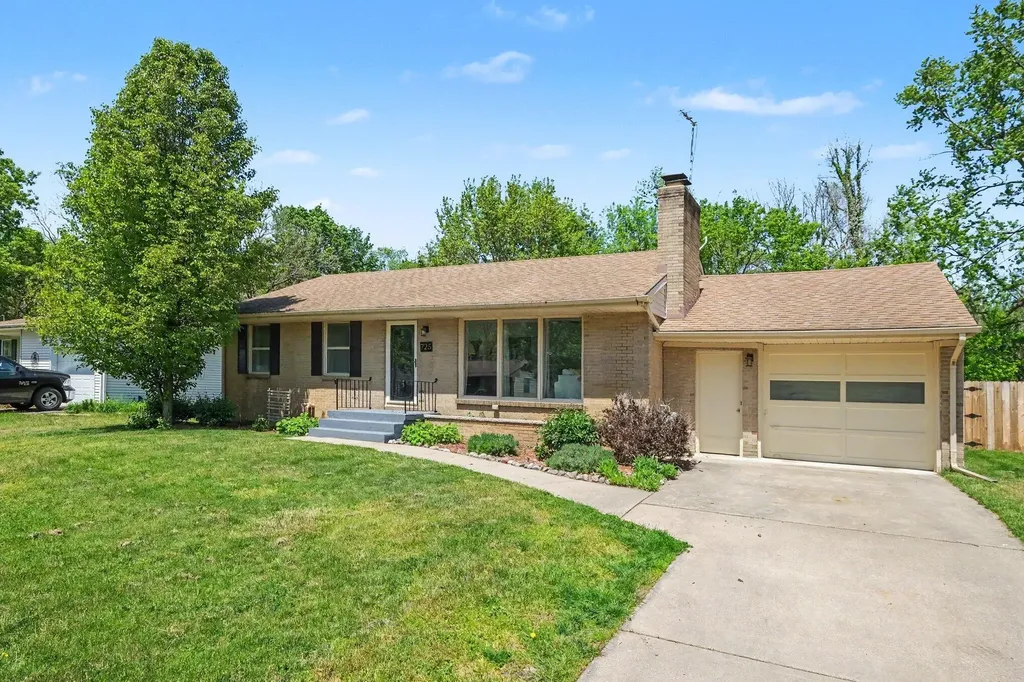 725 Parkway Drive NE Grand Rapids City MI 49525