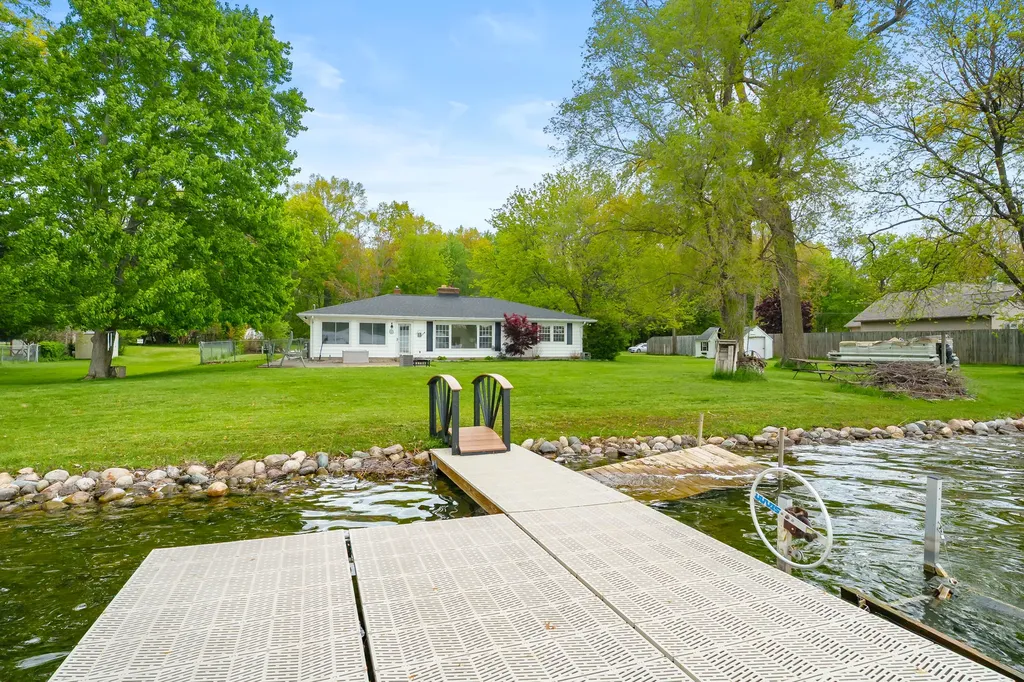 8239 W Long Lake Drive Pavilion Township MI 49048