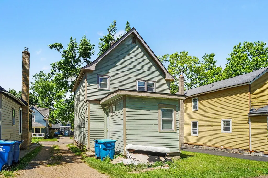 719 Mccourtie Street Kalamazoo City MI 49008