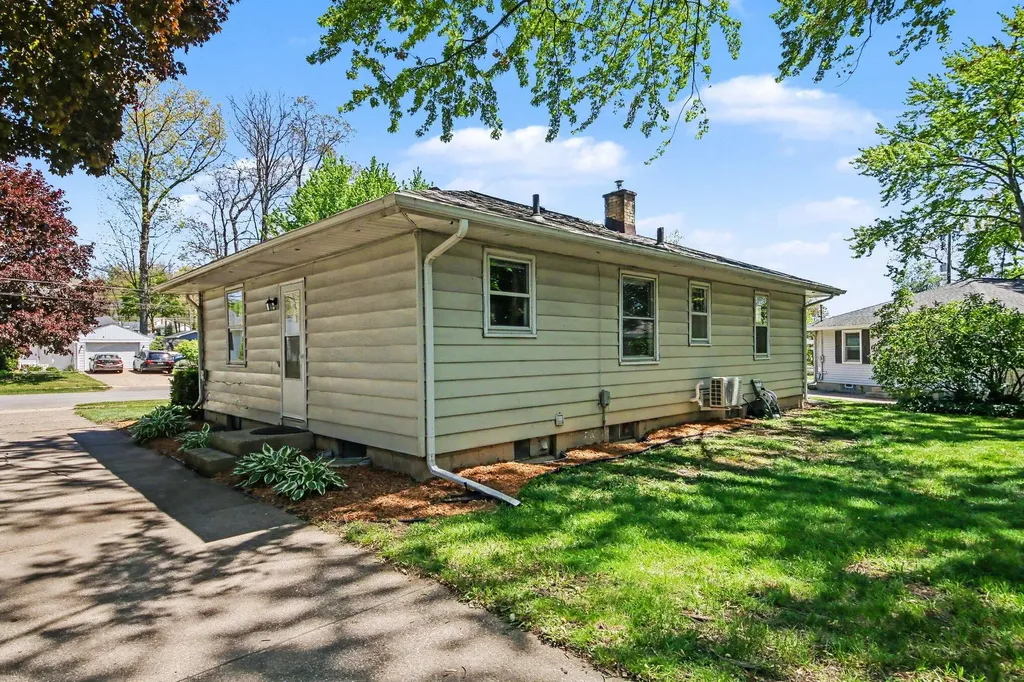4725 Burgis Avenue SE Kentwood City MI 49508