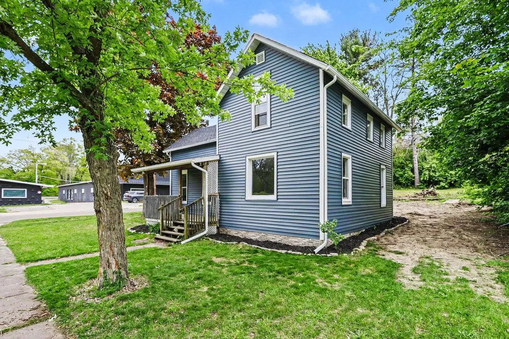 189 Banks Street Coloma City MI 49038