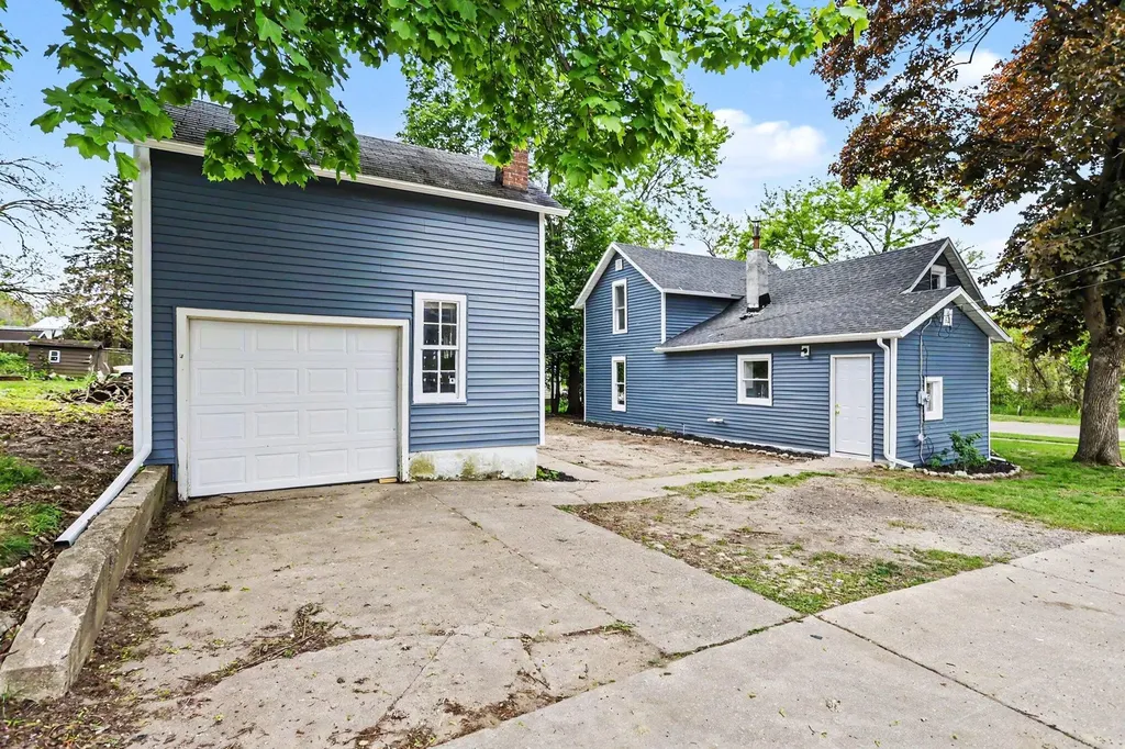 189 Banks Street Coloma City MI 49038