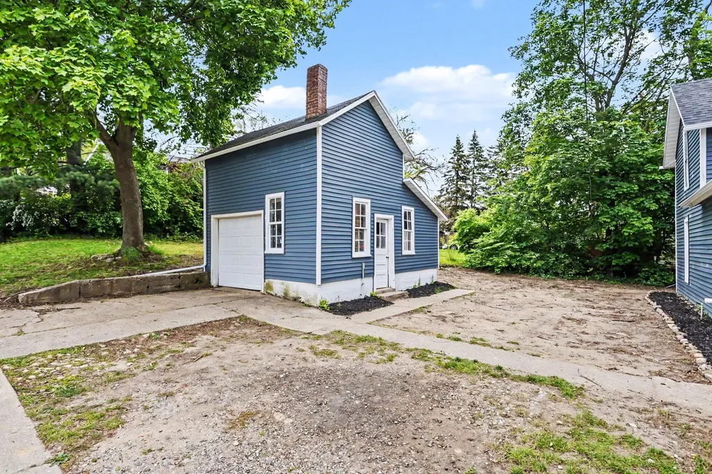 189 Banks Street Coloma City MI 49038