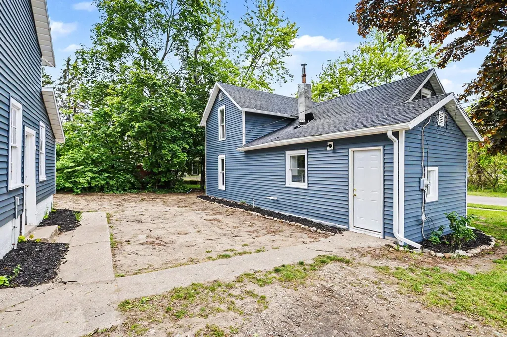 189 Banks Street Coloma City MI 49038