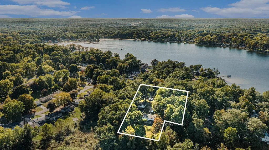 1055 Woodland Beach Emmett Charter Township MI 49014