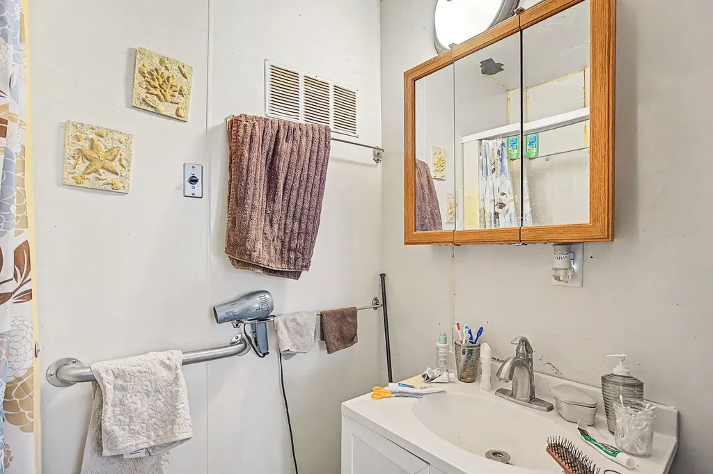 19 Evanston Avenue Emmett Charter Township MI 49014