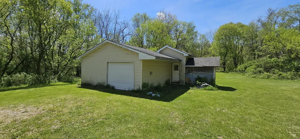 21986 County Road 681 Geneva Township MI 49013
