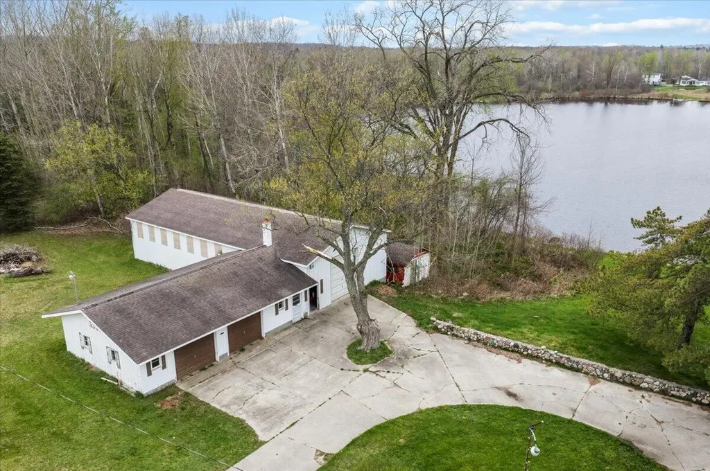 5599 Howard City Edmore Road Home Township MI 48891