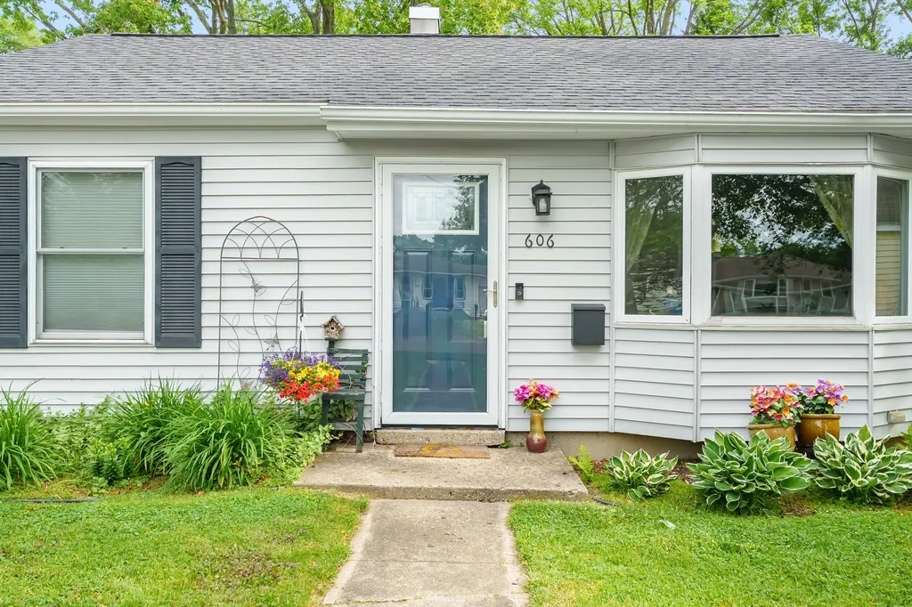 606 Pleasant Avenue Kalamazoo City MI 49008