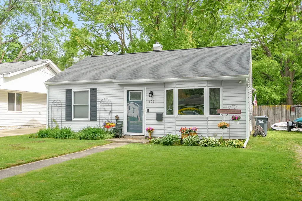 606 Pleasant Avenue Kalamazoo City MI 49008