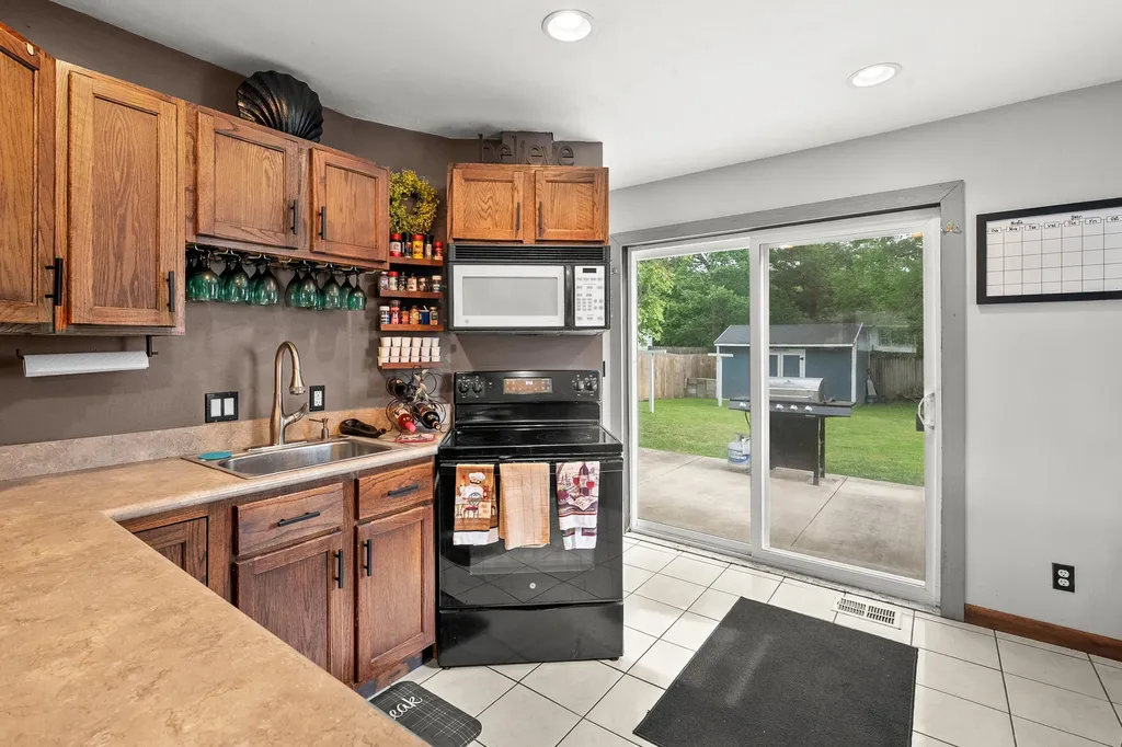 606 Pleasant Avenue Kalamazoo City MI 49008