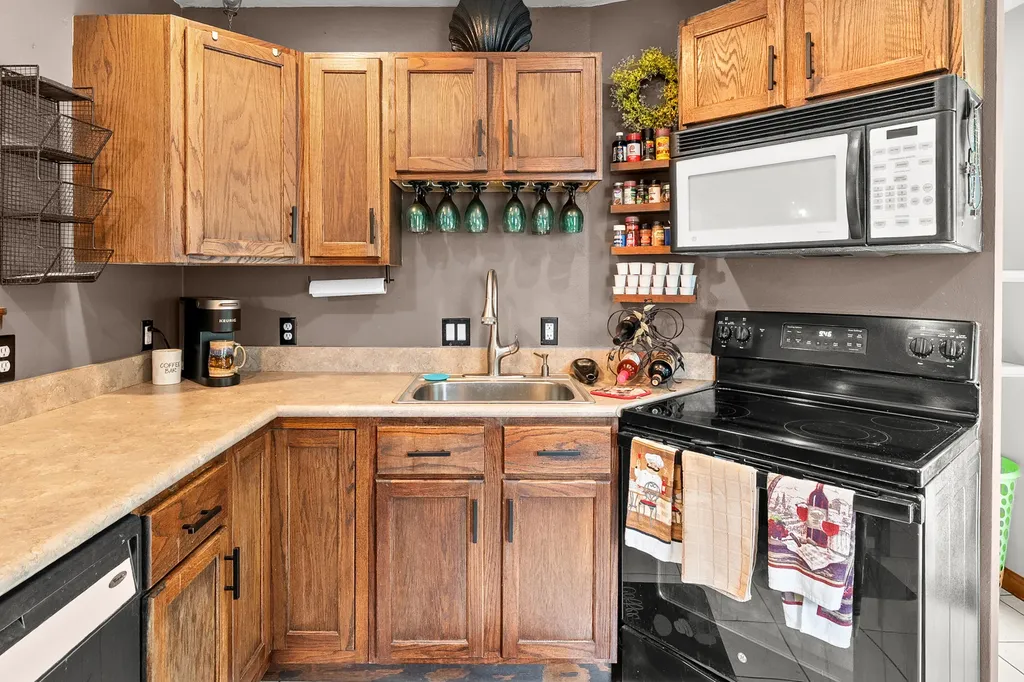 606 Pleasant Avenue Kalamazoo City MI 49008