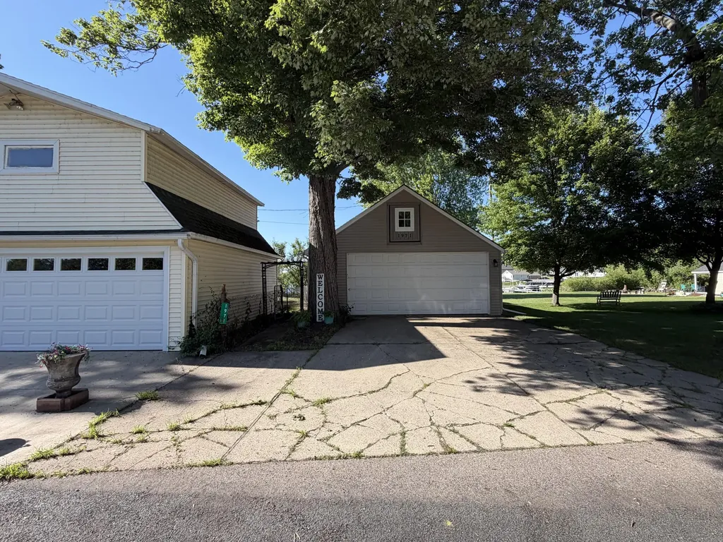 1971 Fern Beach Emmett Charter Township MI 49014