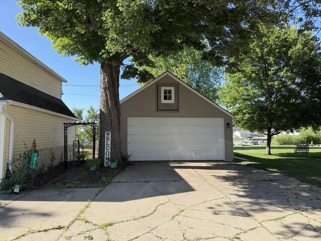 1971 Fern Beach Emmett Charter Township MI 49014