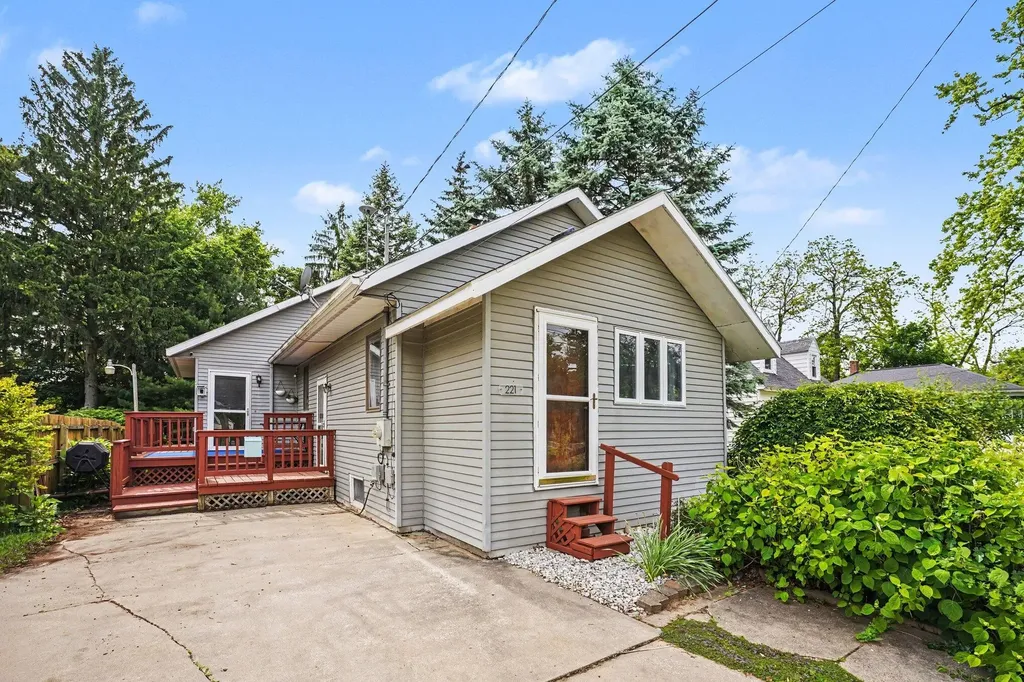 221 Nelson Avenue Kalamazoo Charter Township MI 49006