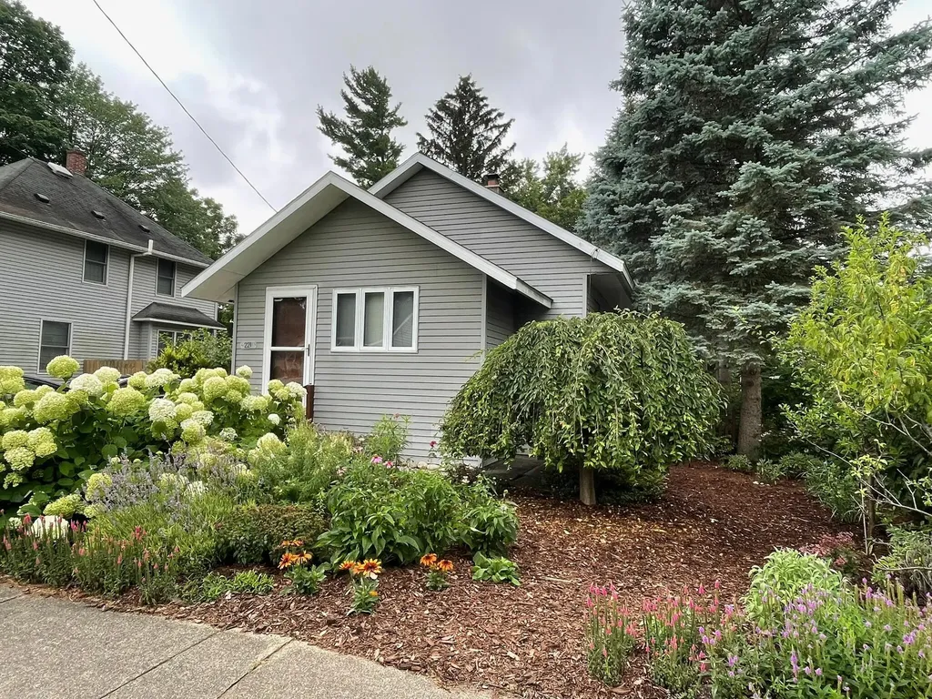 221 Nelson Avenue Kalamazoo Charter Township MI 49006