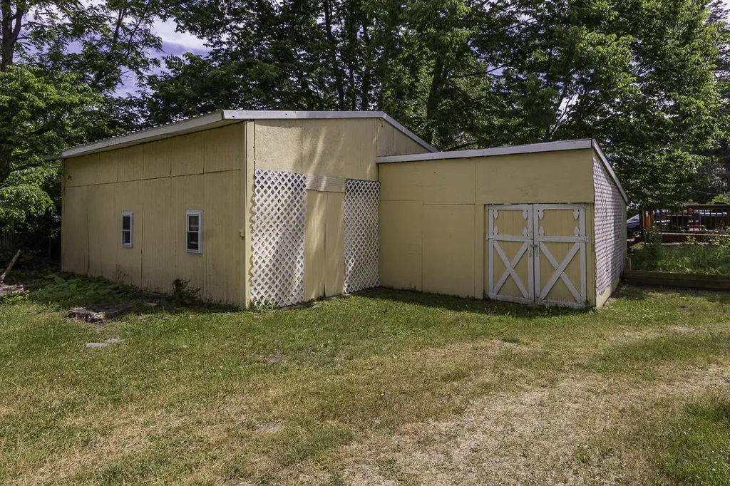 514 N Kalamazoo Street Paw Paw Village MI 49079
