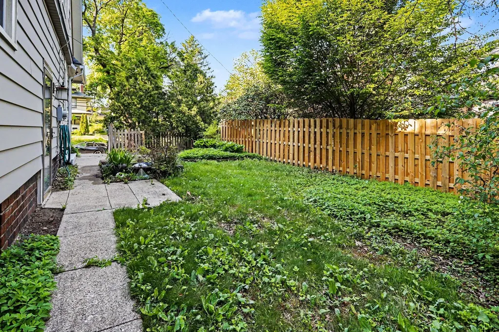 1619 Grove Street Kalamazoo City MI 49006
