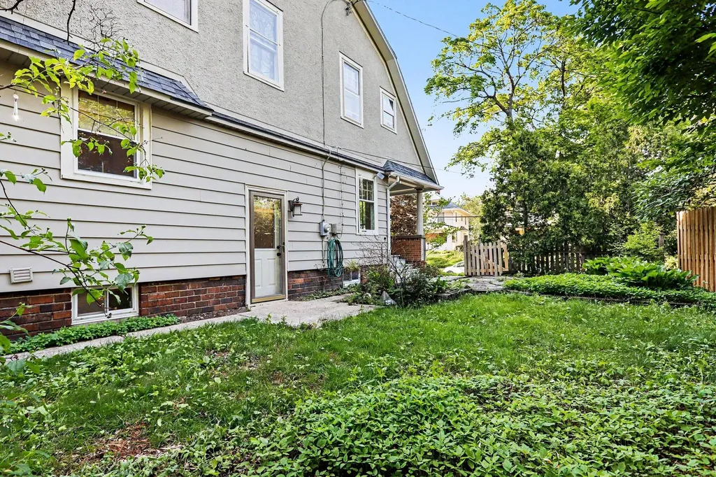 1619 Grove Street Kalamazoo City MI 49006