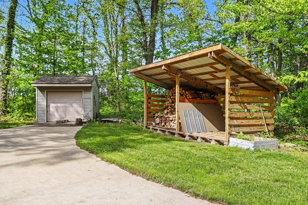 24108 Oak Lane Antwerp Township MI 49071
