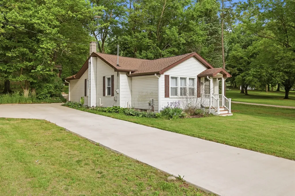 8580 N Riverview Drive Cooper Charter Township MI 49004
