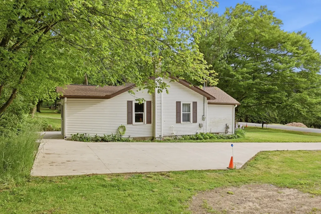 8580 N Riverview Drive Cooper Charter Township MI 49004