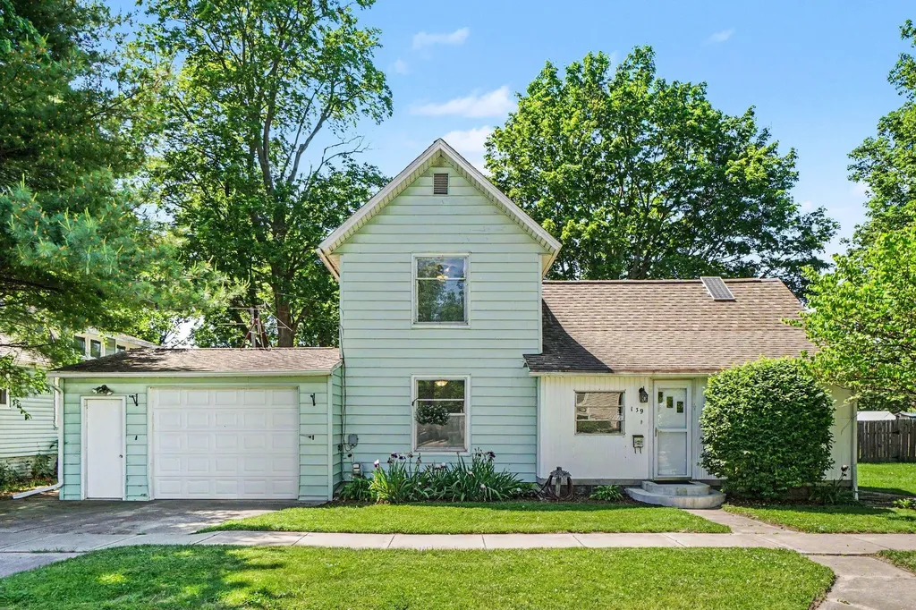 139 N Kalamazoo Avenue Vicksburg Village MI 49097
