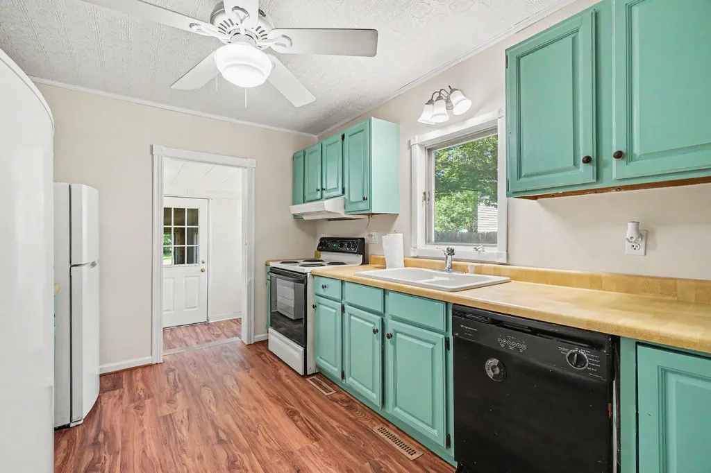 139 N Kalamazoo Avenue Vicksburg Village MI 49097