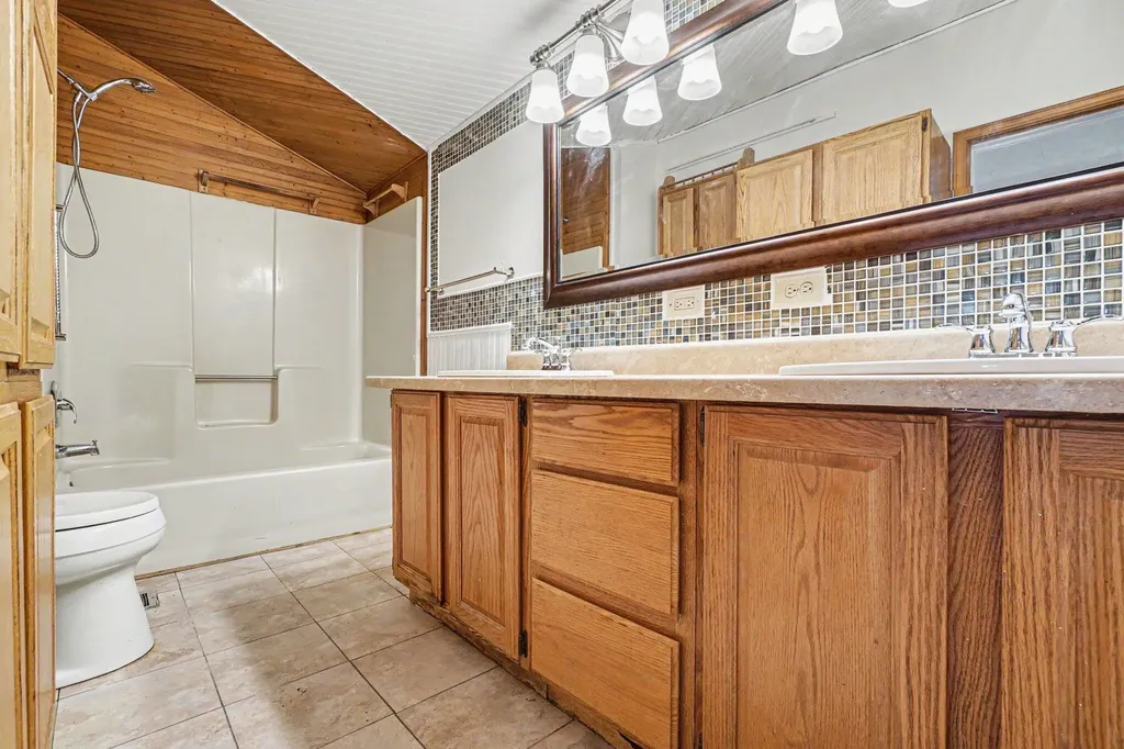 139 N Kalamazoo Avenue Vicksburg Village MI 49097