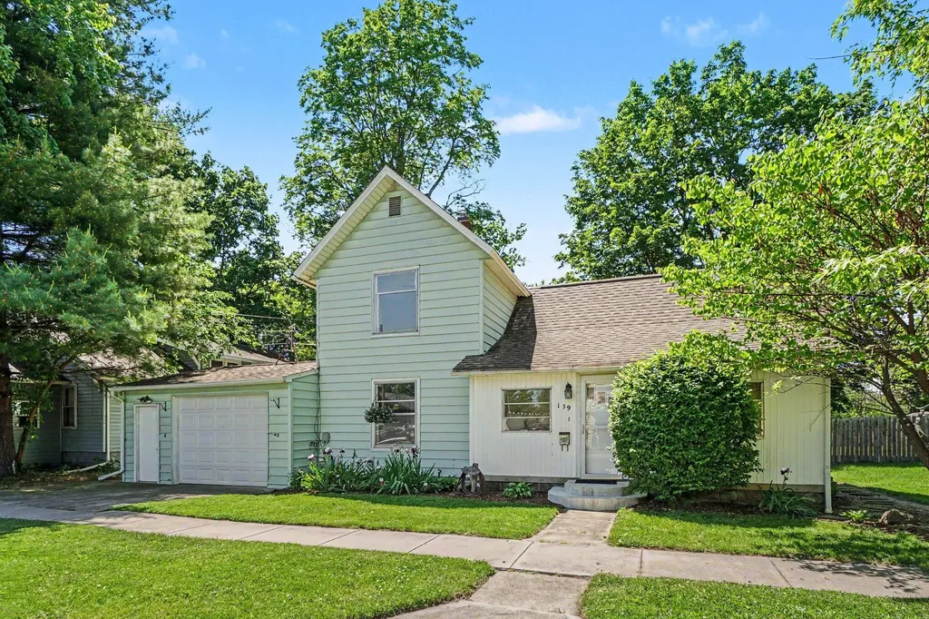 139 N Kalamazoo Avenue Vicksburg Village MI 49097