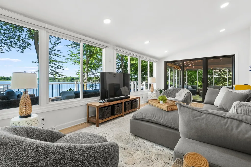 959 Beechwood Point Drive Hope Township MI 49046