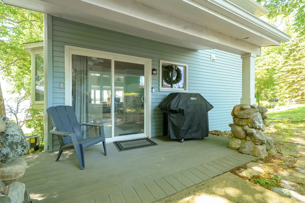 959 Beechwood Point Drive Hope Township MI 49046