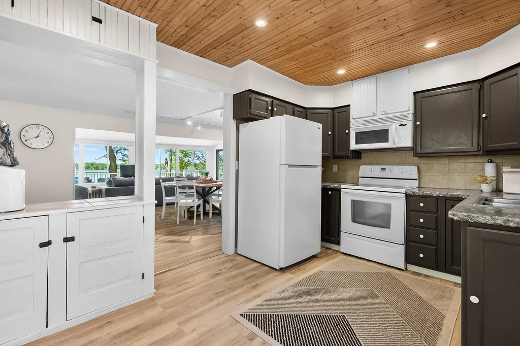 959 Beechwood Point Drive Hope Township MI 49046
