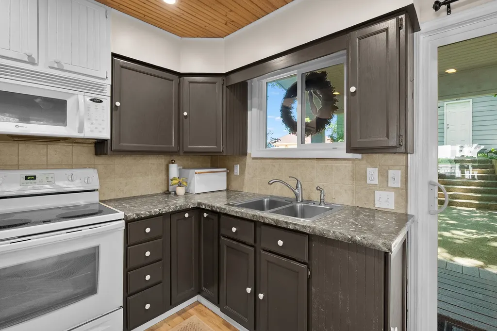 959 Beechwood Point Drive Hope Township MI 49046