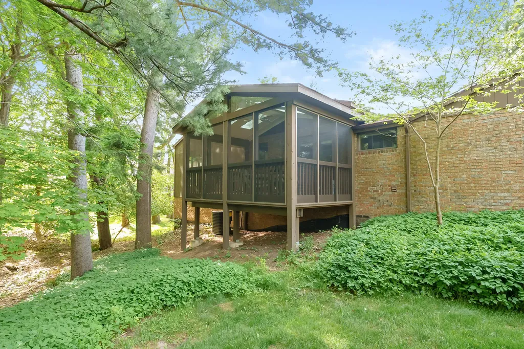 121 Pine Cove Circle Kalamazoo Charter Township MI 49006