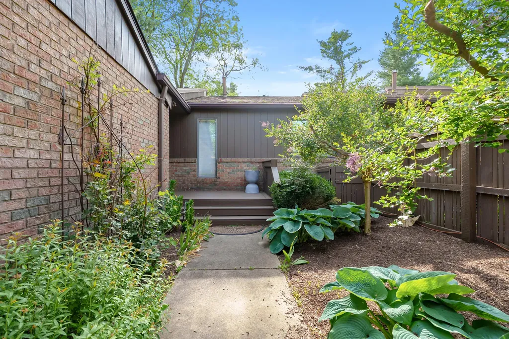 121 Pine Cove Circle Kalamazoo Charter Township MI 49006