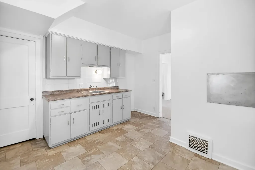 1927 Whites Road Kalamazoo City MI 49008
