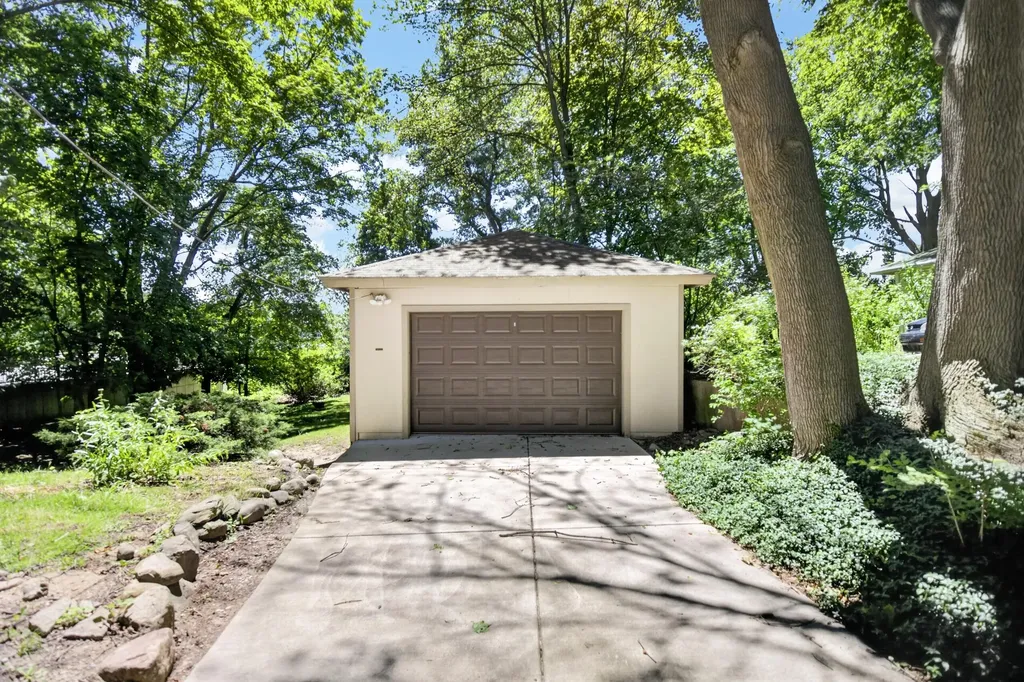 1927 Whites Road Kalamazoo City MI 49008