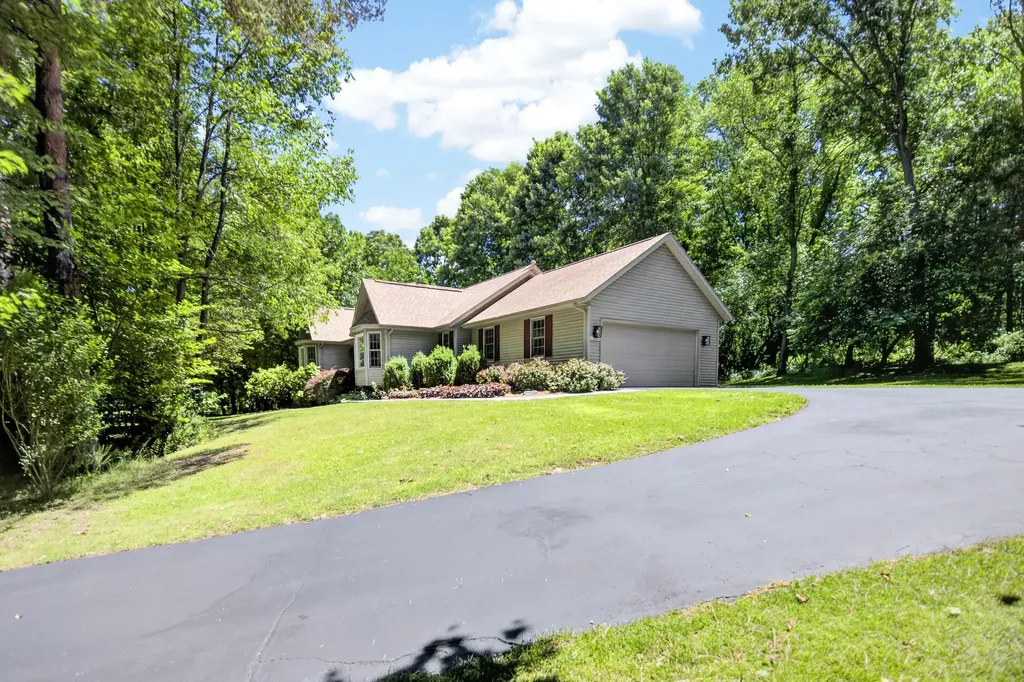 16 Christian Road Emmett Charter Township MI 49014