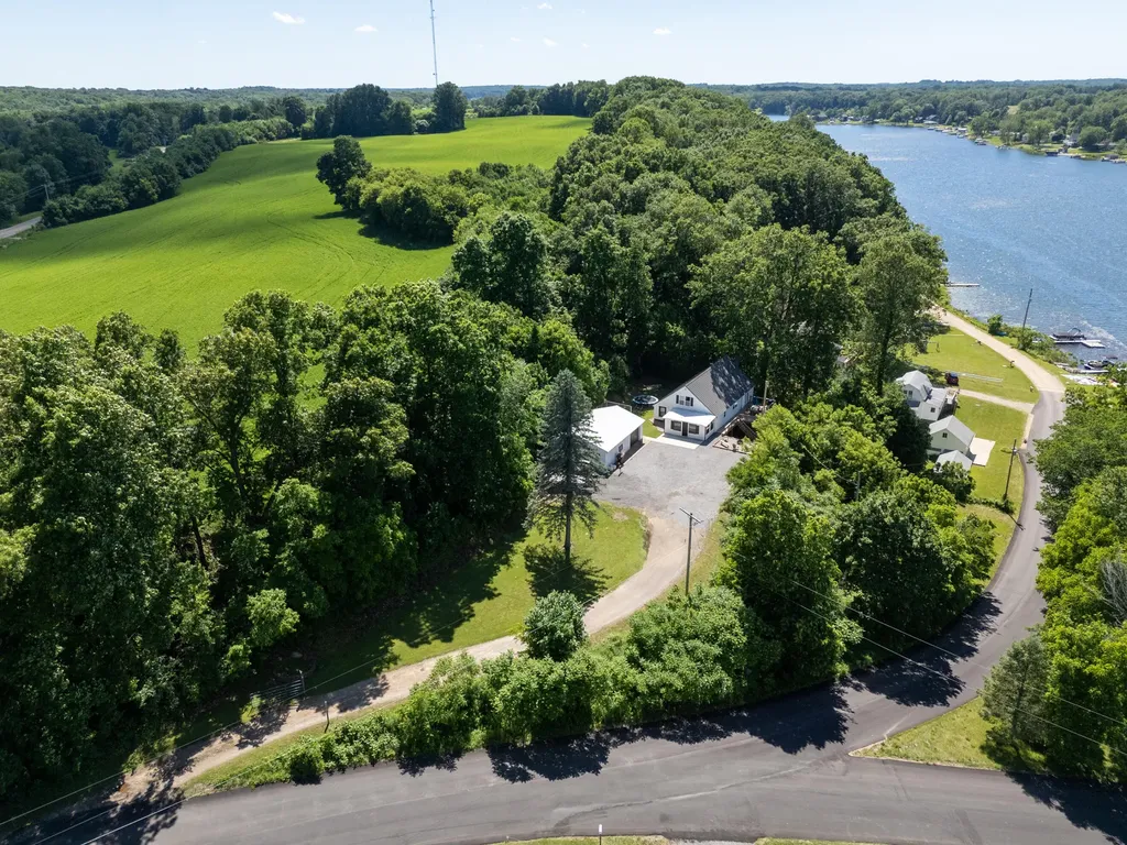 6973 Ackers Point Drive Hope Township MI 49046