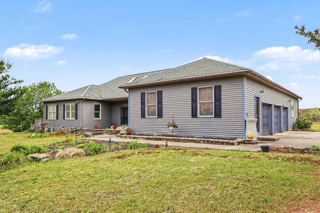 32282 64th Avenue Antwerp Township MI 49065